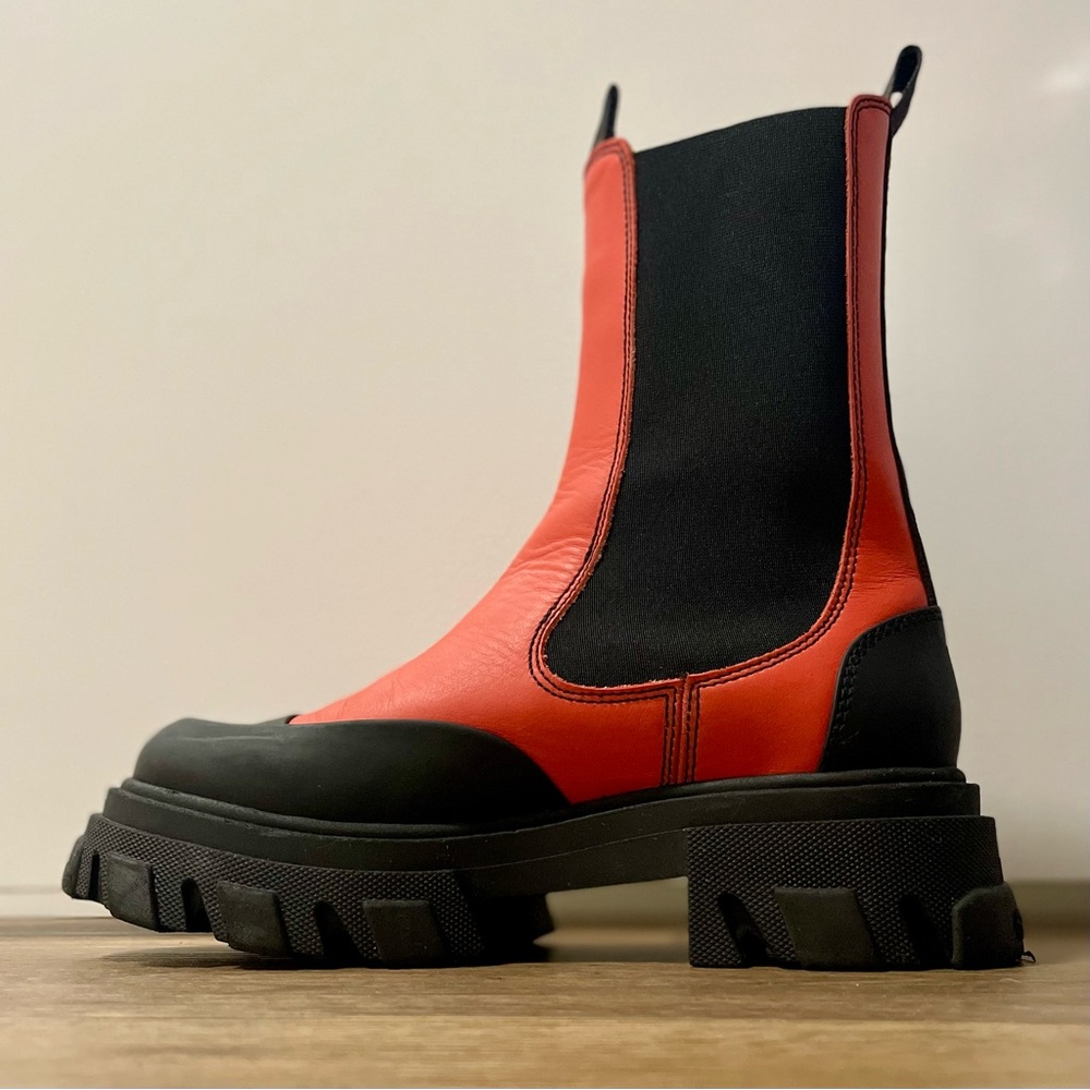 Ganni leather Chelsea boots in red. Size 39.